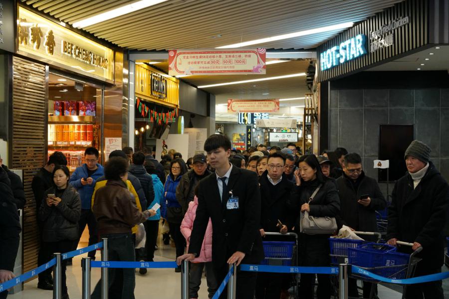 除夕當天，盒馬鮮生上海曹家渡店門口排隊等待進(jìn)店的消費者_meitu_2